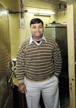 Manoj Sharma sköter löneutbetalningar på stadsdelskontoret.<BR>Foto: DENNY LORENTZEN