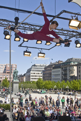 Sandra Brander från Cirkusgymnasiet i Gävle uppträdde på scenen i Kungsträdgården.