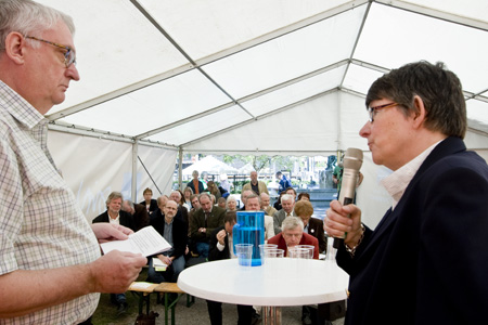 Moderatorn Björn Elmbrandt stälde frågor till regeringens utredare Christina Rogestam vid kongresseminariet Stat till salu.