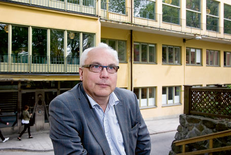 Klas-Göran Warginger framför det som 1968 var kårhuset i Stockholm