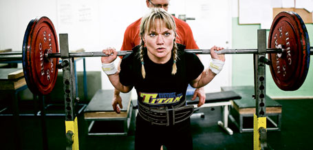 Maria Eriksson i träningslokalen. I styrkelyft tävlar man i knäböj, bänkpress och marklyft – högsta totalvikt vinner.