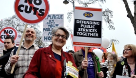 Sheila Banks från Leeds är i London för att demonstrera mot regeringens sparkrav. Foto: Jon Pelling