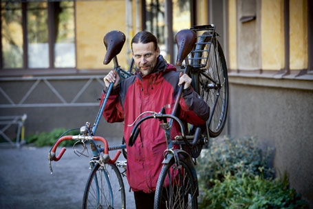 Dag Hammar visar upp två av sina drygt 50 cyklar. En Monark från 1960, samma år som Dag föddes, och en Nordstjernan från omkring 1930.