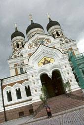 På Domberget mitt emot Estlands parlament ligger den ryskortodoxa Alexander Nevskijkatedralen. Men jobb i parlamentet är det ytterst få ryssar som har. 