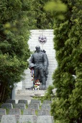 Flyttad från centrum till en militärkyrkogård i utkanten av stan blev den sovjetiska bronssoldaten Aljosja en symbol för den etniska konflikten i Estland. 