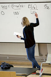 Föreläsaren Åsa Hansson oroas av de oengagerade studenterna som blir allt fler. 
