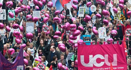 I hela Europa protesterar människor mot nedskärningarna. Här en demonstration i London 