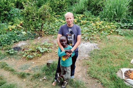 ST-medlemmen André Bengtsson, flygledare på ATCC Malmö, har tillbringat tolv veckor som volontär på ett barnhem i Kenya. Han vill gärna resa tillbaka någon gång för att ta reda på hur det gått för John Kamau och de andra barnen. Foto: Privat