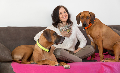 Madelene Nordlund har fått ett forskningspris pris på 75 000 kronor. Här sitter hon tillsammans med sina hundar Alma och Rut.