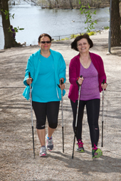 Ida Tideholt och hennes kollega Tuija Rönnback ägnar gärna sina friskvårdstimmar åt promenader.
