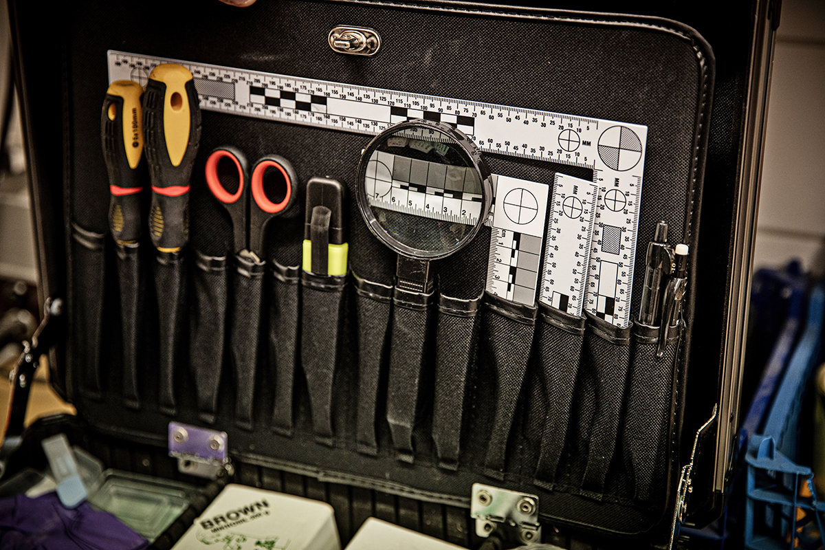 Varje kriminaltekniker har en egen portfölj med mer personlig utrustning, som mätinstrument, pennor, borste för fingeravtryck – och självklart ett förstoringsglas. 