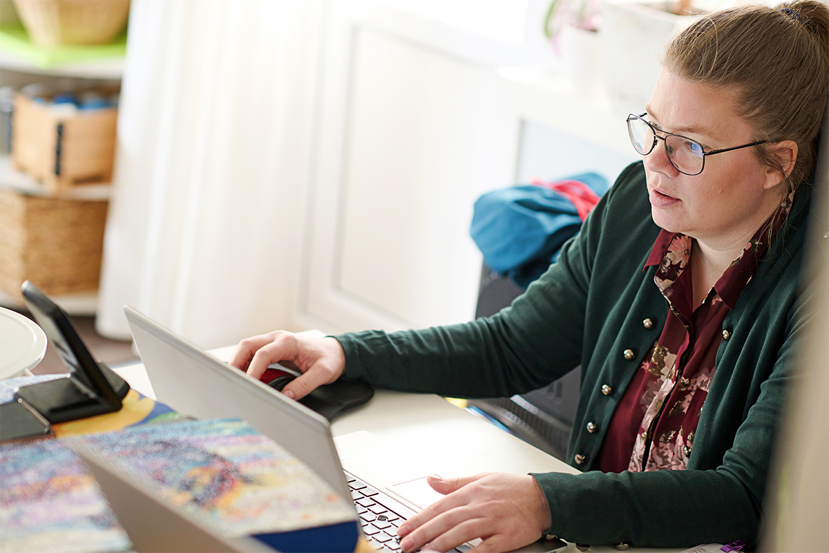 Rebecca Wennström tycker att distans­arbetet har underlättat hennes rehabilitering, men hem­arbetet kräver tydliga gränser mellan jobb och fritid. ”Jag försöker verkligen lägga undan datorn och vara ledig vid arbetsdagens slut”, säger hon. 