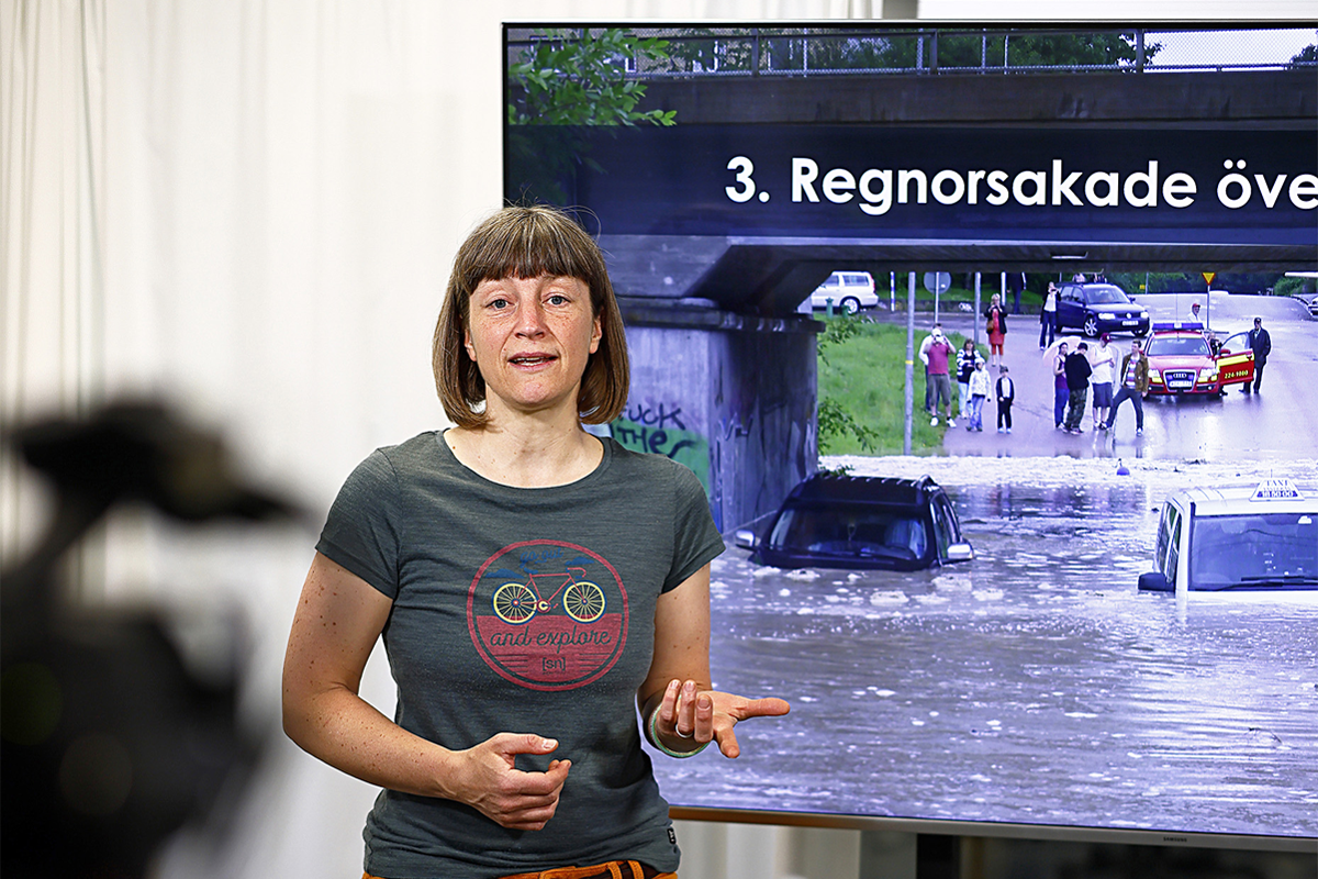 I filmstudion spelar meteorologer och hydrologer, som Nina Bosshard, bland annat in varningsfilmer som publiceras på SMHIs Facebooksida.