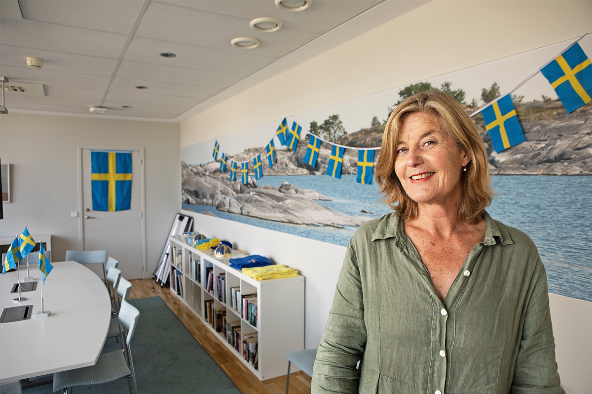 Stora arrangemang som OS ger utrymme att stärka bilden av Sverige. Petra Gustafsson visar upp ambassadens OS-rum med svenska flaggor och blågula prylar.