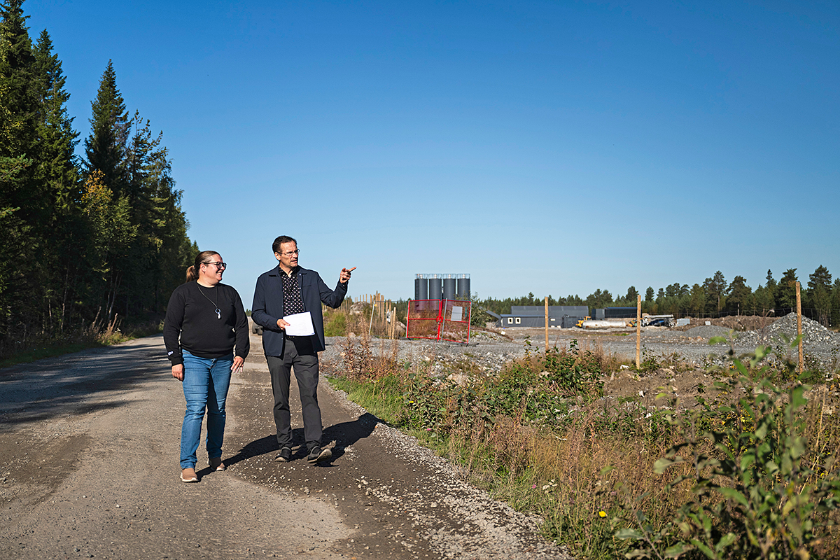 Emma Själin, public affairs manager på Talga, visar David Berggård platsen för den framtida fabriken.