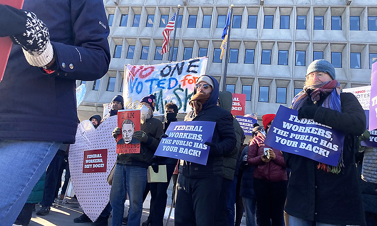 Utanför myndighetsbyggnaderna i Washington demonstrerar människor till stöd för USAs statsanställda.