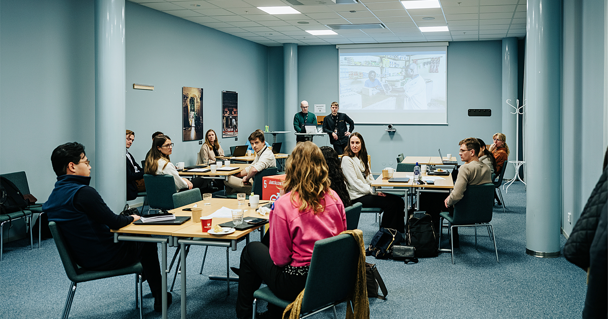 De 15 traineerna träffas varje vecka i ett konferensrum på Sidas huvudkontor i Rissne i Stockholm.