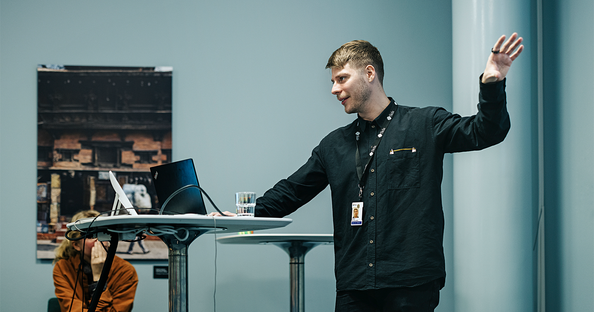 Casper Falk Wollberg, som jobbat  som hållbarhetsrådgivare på ett konsultföretag, berättar om de olika EU-direktiv som styr företags hållbarhetsrapportering. 