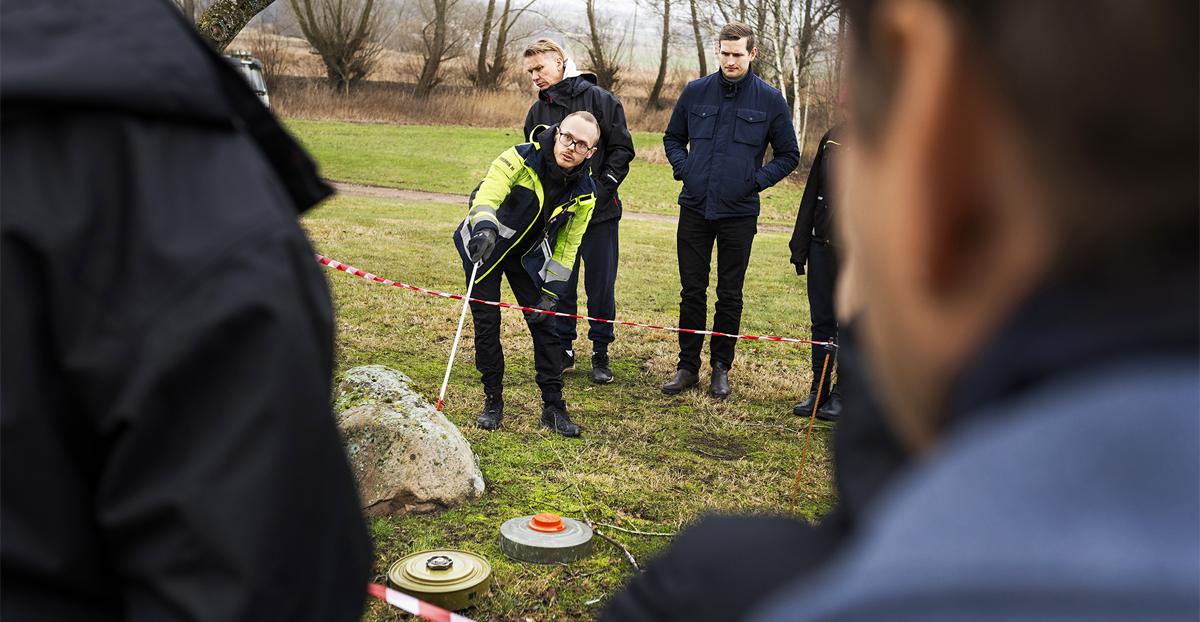 Fredrik Malthe visar hur man upptäcker och identifierar olika typer av minor och hur de fungerar. ”Så fort du trampar så smäller det”, säger han.  