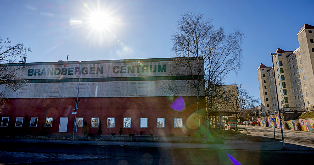 Att kontoret placerades i Brandbergen hade politiska skäl, menar Peter Hjelm. Kommunens centralort Handen är både större och har bättre kommunikationer.